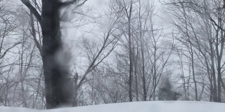 从演播室窗口看到的一个冬天下雪的移动高分辨率4k视频。