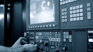 在生产机器的控制面板后面工作的人视频素材模板下载
