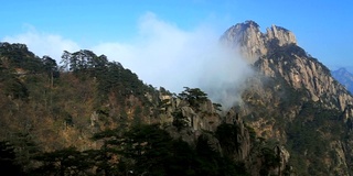 苍茫的黄山，蓝天为背景。