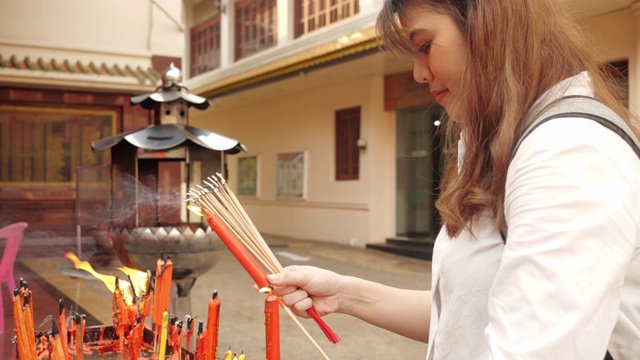 年轻的亚洲游客在泰国唐人街旅游。