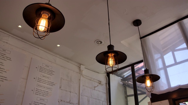 咖啡厅咖啡厅提供咖啡和甜点，内部装饰。