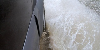 越野车穿过雨坑