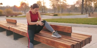 年轻女运动员在运动或在公园慢跑时疼痛/受伤。