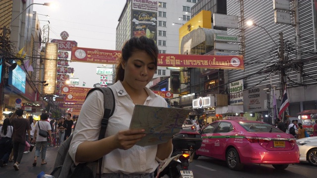 年轻的亚洲游客在泰国唐人街旅游。