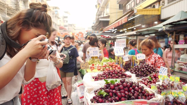 年轻的亚洲游客在泰国唐人街旅游。