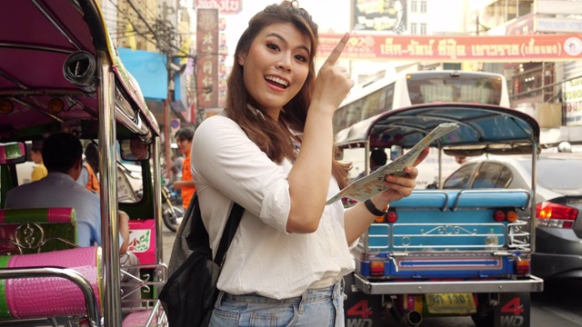 年轻的亚洲游客在泰国唐人街旅游。