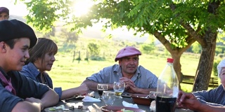 轻松的阿根廷加乌乔家庭在午餐聊天