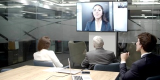 商业伙伴在会议室进行视频会议