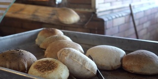 从烤箱里新鲜烤出来的埃及面包