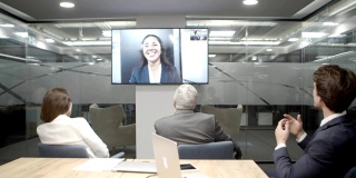 商务人士在会议室进行视频会议