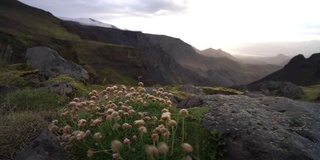 在Thorsmork附近的Fimmvorduhals徒步旅行步道上，峡谷和山顶在戏剧性和多彩的日落