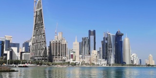 多哈现代天际线全景。晴朗的卡塔尔