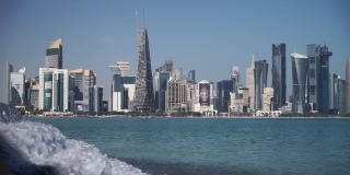 多哈的现代天际线全景与小瀑布前景。晴朗的卡塔尔
