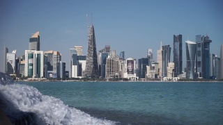 多哈的现代天际线全景与小瀑布前景。晴朗的卡塔尔视频素材模板下载