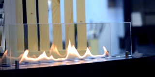 一个生物壁炉用乙醇气体燃烧。当代mount生物燃料上的乙醇火场壁炉特写。