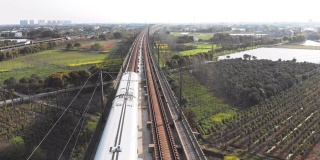 提高了高铁的通行速度。中国高速列车CSR在农村呼啸而过。