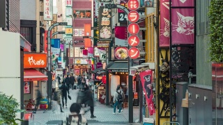 在东京新宿的娱乐夜生活区歌舞伎町，拥挤的人群穿过马路，车流拥挤。日本旅游或亚洲旅游景点的概念视频素材模板下载