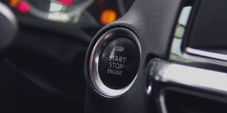 启动汽车引擎。追踪到按钮。用手指按下按钮启动汽车引擎