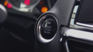 启动汽车引擎。追踪到按钮。用手指按下按钮启动汽车引擎视频素材模板下载