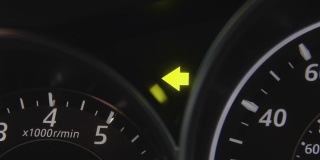 汽车转向灯或指示灯闪烁。
