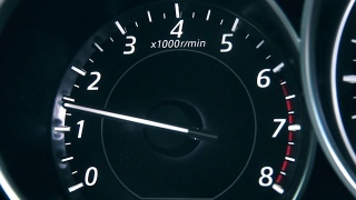 汽车速度计和移动，具有灯漏，一个速度计，和长曝光时间推移交通。视频素材模板下载