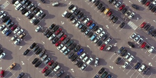 hyperlap许多车在停车场在交通顶视图。用无人机在停车场用汽车拍摄Hyperlapse。