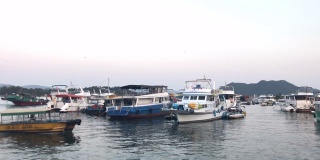 路过香港西贡海滨的黄色小船