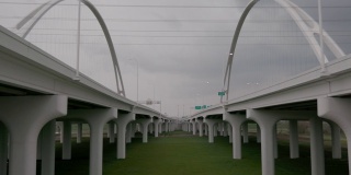 德克萨斯州达拉斯的高速公路桥梁。多云的一天。