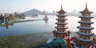 鸟瞰图荷塘和传统宝塔在日出，台湾高雄。亚洲。