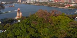 鸟瞰图荷塘和传统宝塔日落，台湾高雄。亚洲。