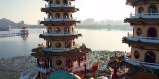 鸟瞰图荷塘和传统宝塔在日出，台湾高雄。亚洲。