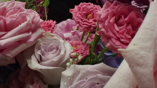 多莉微距拍摄美丽的鲜花花束特写。视频素材模板下载