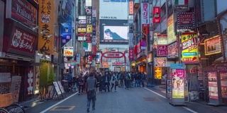 在东京新宿的娱乐夜生活区歌舞伎町，过马路的人群拥挤不堪，车水马龙。日本旅游或亚洲旅游景点的概念