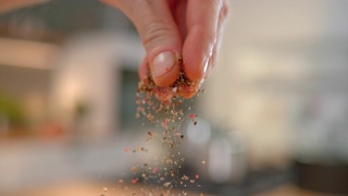 SLO MO LD人的手指洒胡椒粉视频素材模板下载