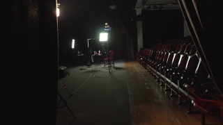 剧场后台采访电影电影布景在空空如也的剧场舞台上准备就绪视频素材模板下载