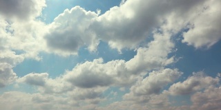 田纳西州大烟山的蓝色多云的天空。