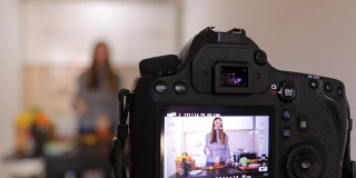 年轻女性营养学家为家庭社交媒体录制关于健康食品的视频