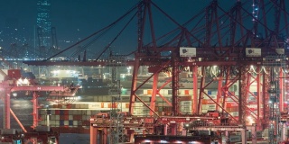 4K延时:集装箱货船在码头商埠，工作吊车桥在夜间卸货集装箱，用于商业物流，进出口，运输或运输