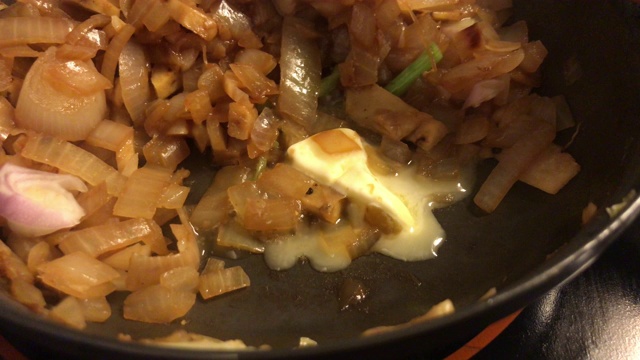 黄油在棕色洋葱锅中融化