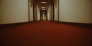 POV视角进入黑暗的酒店走廊:幽灵般的主题