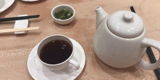 在中国餐馆喝普洱茶