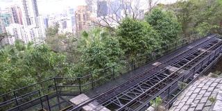 香港山顶缆车离开车站，沿斜坡下行