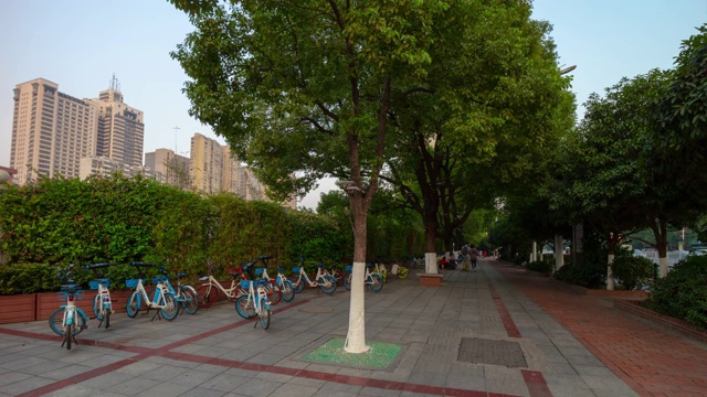 晚上时间长沙市人行道租赁自行车停车全景延时4k中国