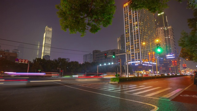 长沙市夜间照明交通街道人行横道侧全景时间间隔4k中国