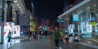 夜景时间照亮长沙市区著名的步行街，步行街全景时间间隔4k中国