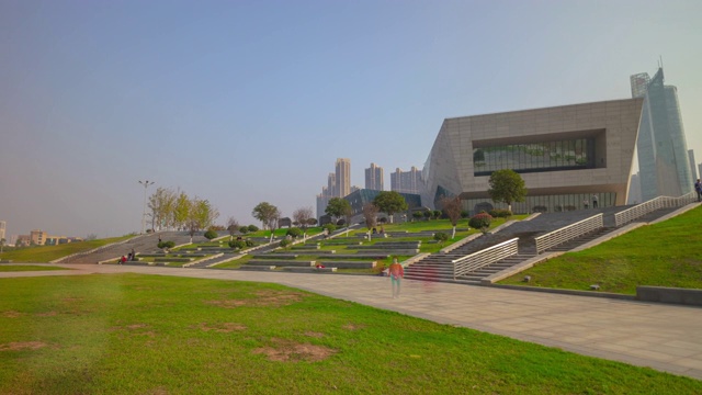 晴天长沙市著名的三角洲公园博物馆大厅，河边全景，时光流逝4k中国