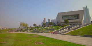 晴天长沙市著名的三角洲公园博物馆大厅，河边全景，时光流逝4k中国