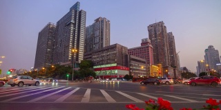 黄昏日落照亮长沙市交通街道十字路口全景，时间跨度4k中国