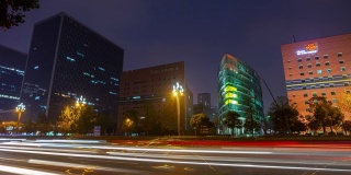 夜光照亮成都市内著名的办公大楼、交通街道，时光流逝的4k中国全景