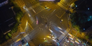 夜间时间照亮成都城市交通街道十字路口道路屋顶时间推移自上而下全景4k中国